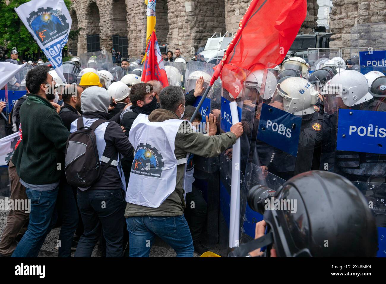 Fatih, Istanbul, Turquie. 1er mai 2024. Les manifestants se bagarrent avec la police turque lors d'un rassemblement de célébration du 1er mai à Istanbul, Â 01Â MayÂ 2024. (Crédit image : © Tolga Uluturk/ZUMA Press Wire) USAGE ÉDITORIAL SEULEMENT! Non destiné à UN USAGE commercial ! Banque D'Images