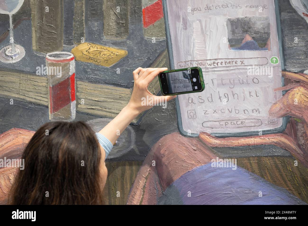 Elizabeth Xi Bauer Gallery, Deptford, Londres, Royaume-Uni. 1er mai 2024. Pris dans l'acte d'être nous-mêmes exposition solo par Alexandra Zarins montre l'évolution de l'exploration de Zarins dans les concepts entourant l'intimité, les interactions sociales, la proximité personnelle, et la turbulence émotionnelle. Les œuvres incluent : Alexandra Zarins, Wish You Were Here x, diptyque 2024. Crédit : Malcolm Park/Alamy Live News Banque D'Images