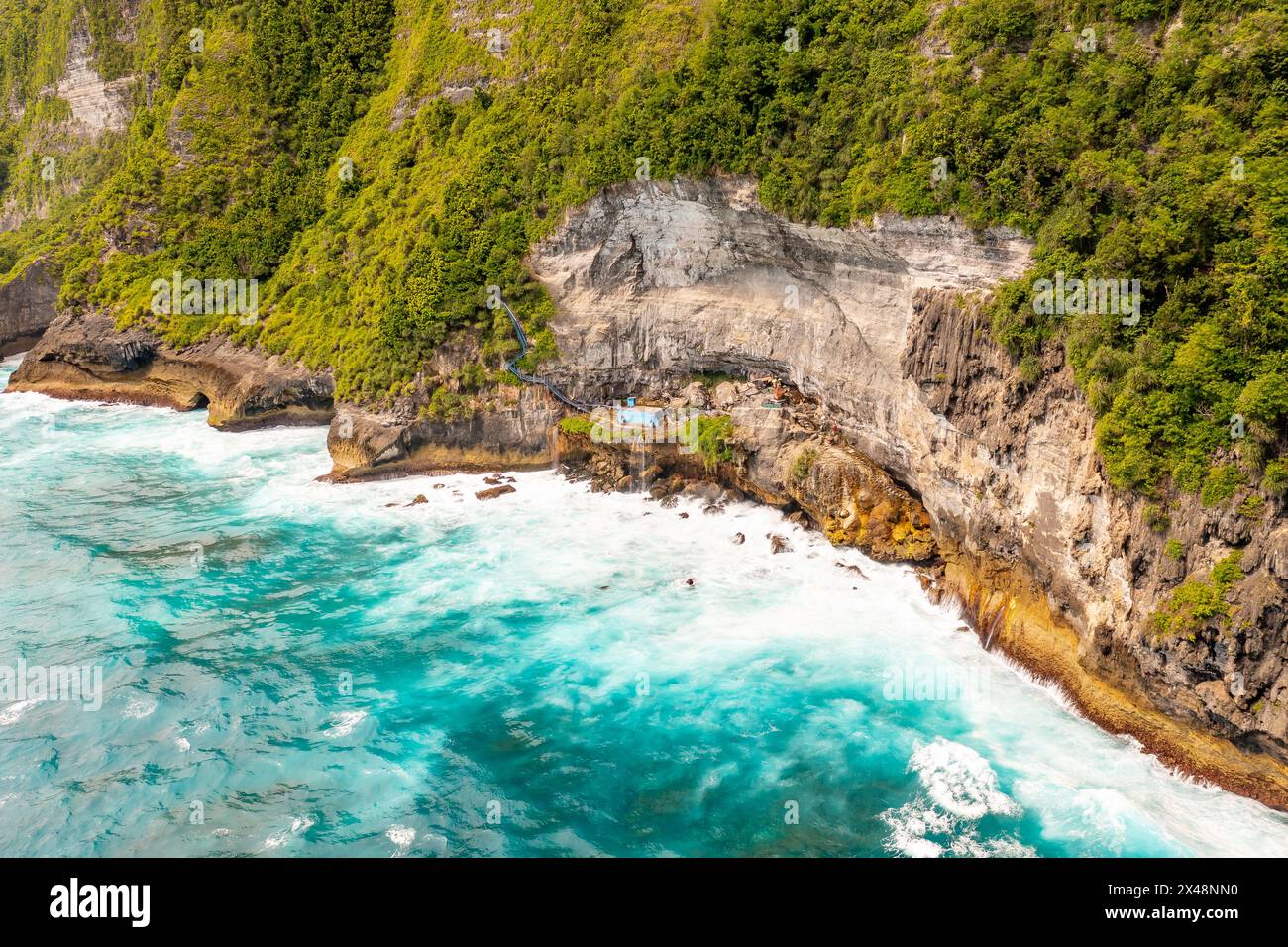 Mer bleue calme propre, mousse blanche près du rivage. Vue drone haute falaise. Bali, Klungkung, Indonésie Banque D'Images