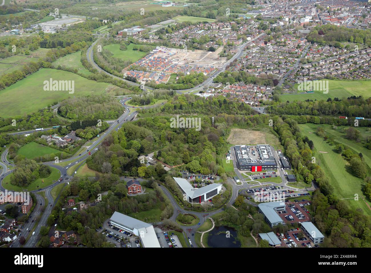 Vue aérienne du parc d'activités Kings et sortie 2 de l'autoroute M7 à Prescot, Merseyside Banque D'Images