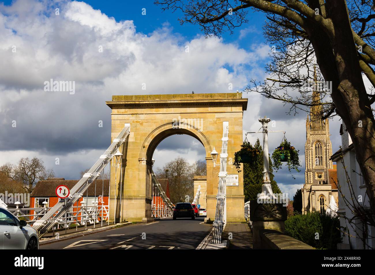 Pont suspendu à maillons de chaîne au-dessus de la Tamise, avec église All Saints. Marlow, sur la Tamise, Buckinghamshire, Angleterre Banque D'Images