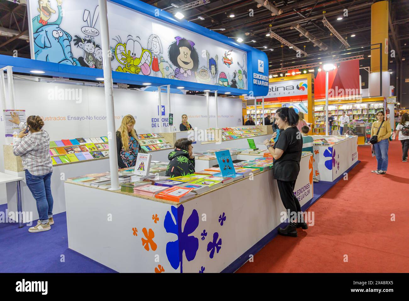 Buenos Aires, Argentine ; 26 avril 2024 : stand de la maison d'édition Ediciones de la Flor au salon du livre de Buenos Aires. Banque D'Images