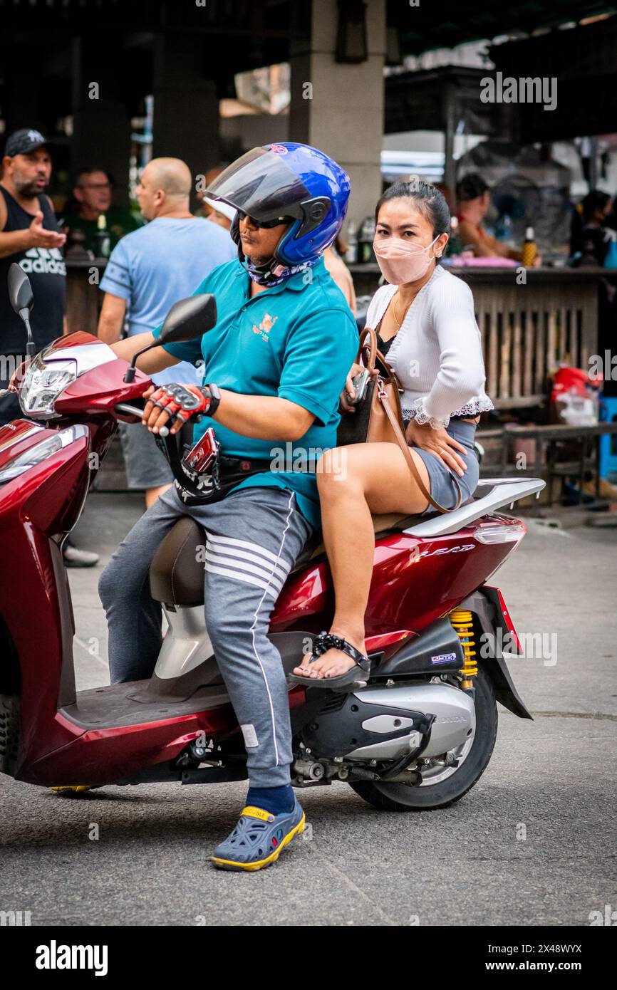 Une femme thaïlandaise attrayante monte à l'arrière d'un taxi moto. Cette photo est prise au carrefour animé de soi Buakhao & soi Lengkee. Pattaya. Banque D'Images