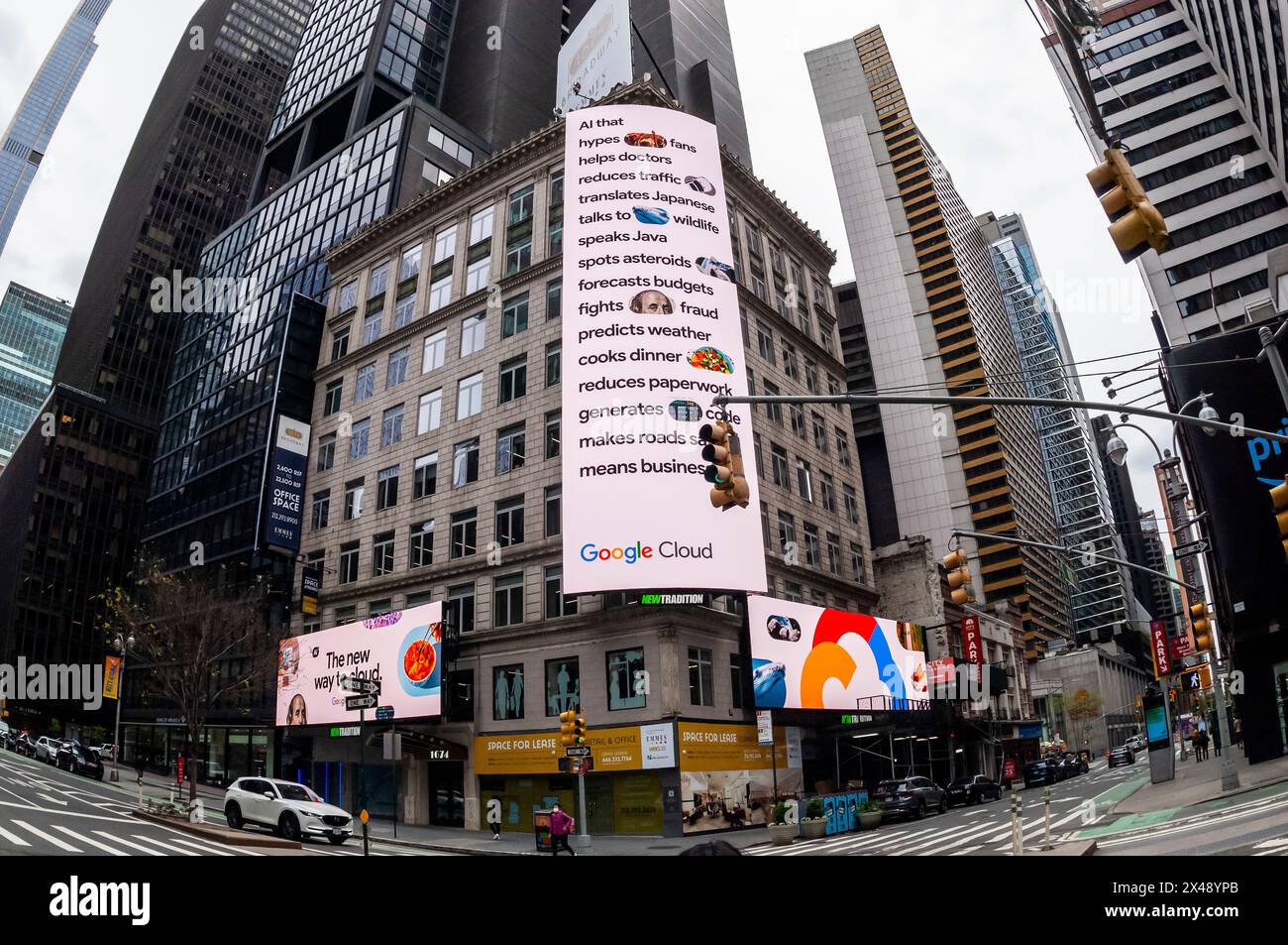 Publicité pour les services Google Cloud à Times Square à New York le dimanche 21 avril 2024 (© Richard B. Levine) Banque D'Images