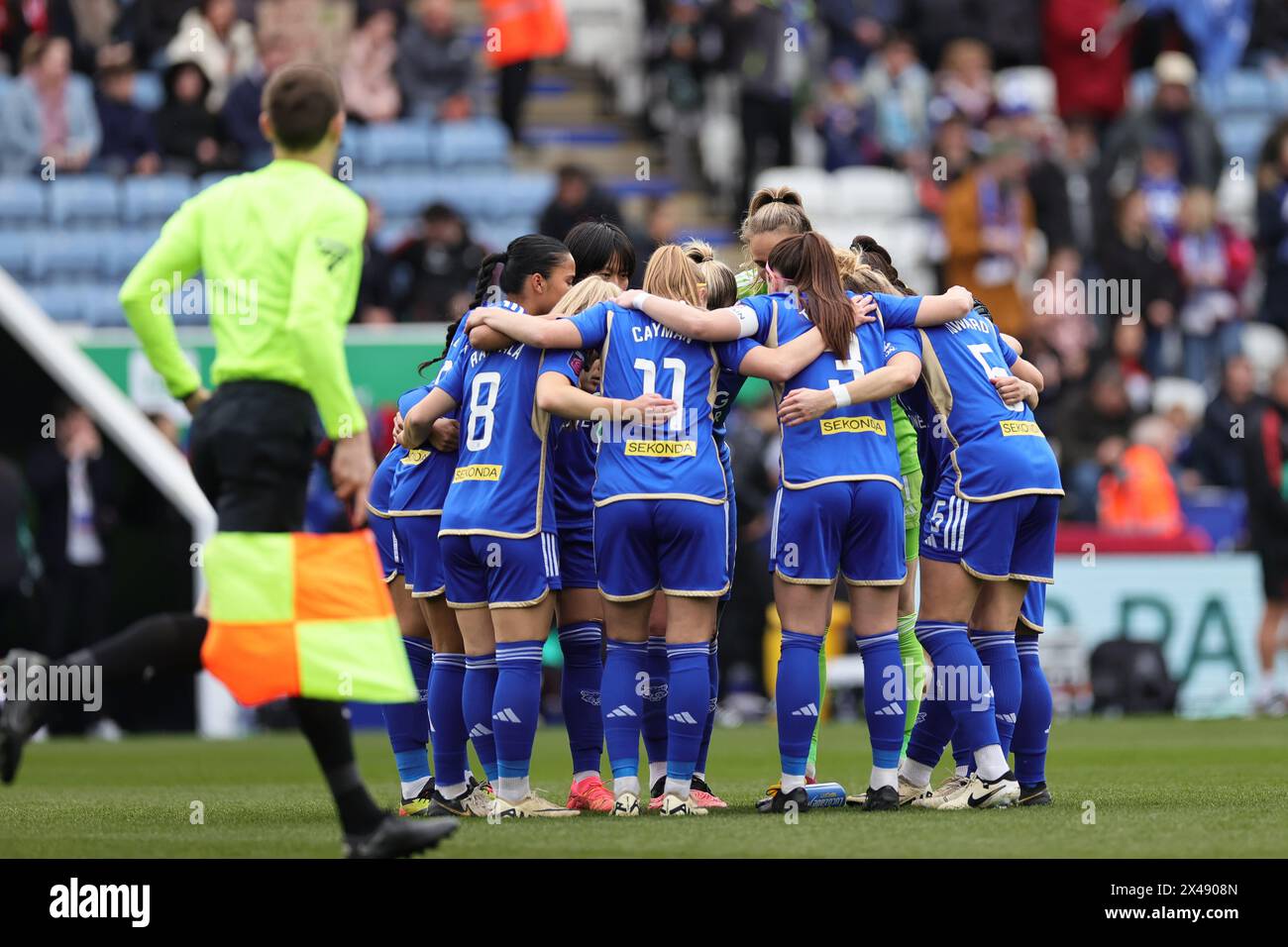 Joueurs de Leicester City pour un caucus avant le coup d'envoi lors du match de Super League Barclays WomenÕs entre Leicester City et Manchester United. Banque D'Images