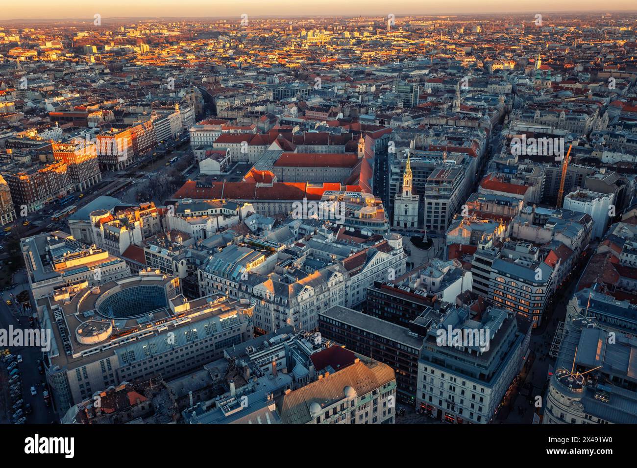 Vue de dessus du drone des bâtiments et de la ville. Vue spectaculaire en soirée à Budapest, Hongrie, Europe. Banque D'Images