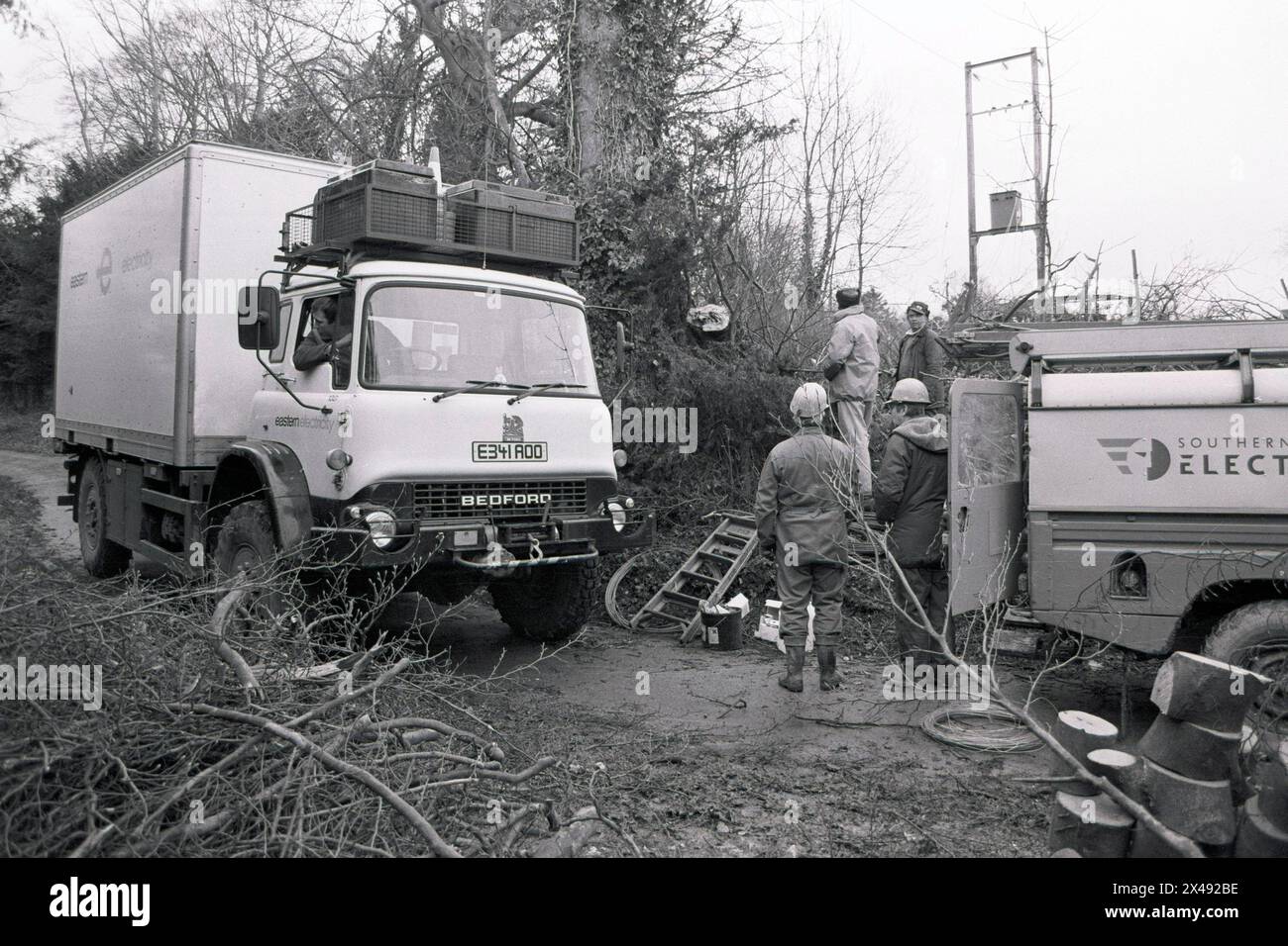 En train de se ranger après la grande tempête qui a frappé le sud de l'Angleterre en janvier 1990. Une équipe de Southern Electric répare les câbles électriques aériens dans la vallée de Woodford près de Salisbury, Wiltshire. Banque D'Images