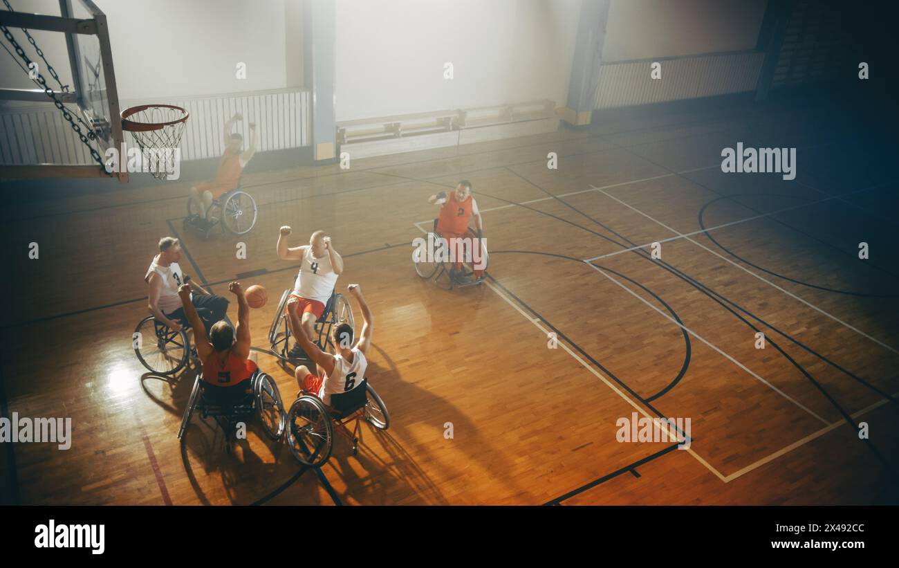 Terrain de basket-ball en fauteuil roulant : joueurs dribbles à la balle, tir manquant le panier, déçu. Détermination, inspiration, motivation des personnes handicapées. Prise de vue aérienne à grand angle Banque D'Images