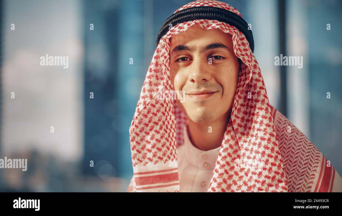 Portrait d'homme d'affaires musulman réussi dans la tenue traditionnelle posant pour la caméra, en souriant doucement. Saoudien, émirati, concept d'homme d'affaires arabe. Banque D'Images