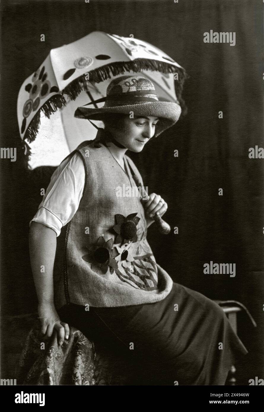 Photographie de Sonia Delaunay portant un corsage en raphia et un chapeau tenant un parasol, Madrid, 1918. Banque D'Images