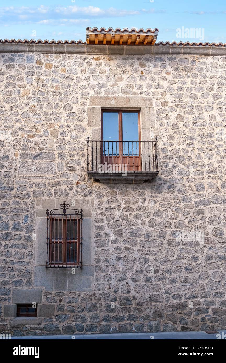 Ancien mur de pierre avec fenêtres. Architecture médiévale au Palacio de los Verdugo, Avila, Espagne Banque D'Images