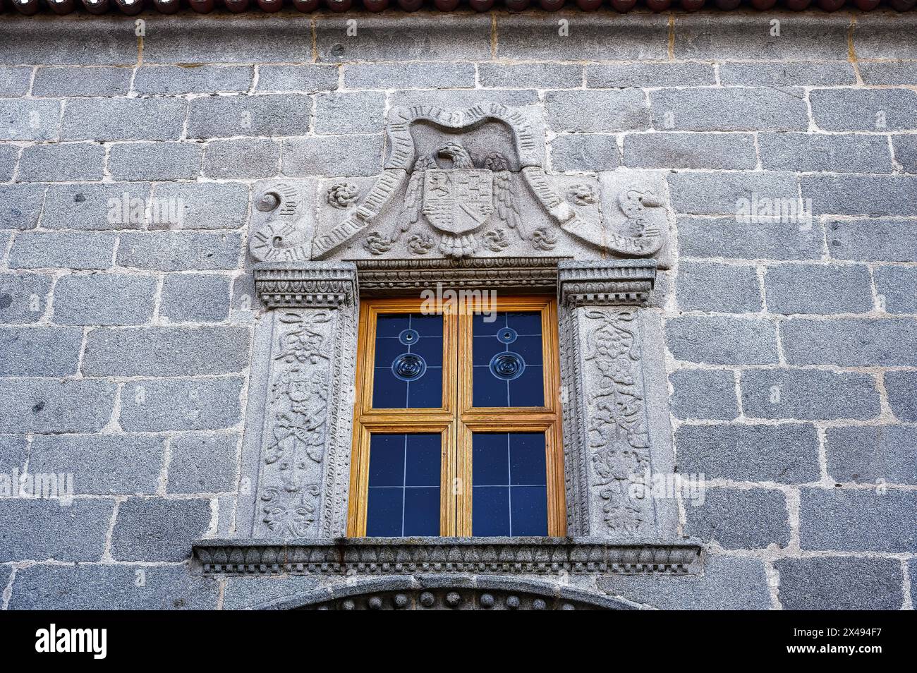 Ancienne fenêtre dans le mur de pierre. Architecture médiévale au Palacio de los Verdugo, Avila, Espagne Banque D'Images