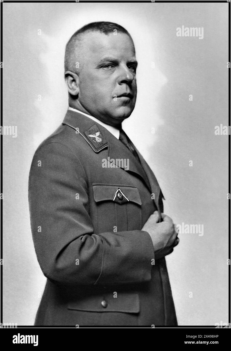Max Amann Nazi Portrait (24 novembre 1891 - 30 mars 1957) est un membre de haut rang du parti nazi, un homme politique allemand, homme d'affaires et collectionneur d'art, y compris de pillés Il a été le premier directeur commercial du parti nazi et est devenu plus tard le chef de Eher Verlag (Eher Publishing), la maison d'édition officielle du parti nazi. Il était aussi le Reichsleiter pour la presse. Après la fin de la guerre, Amann a été arrêté par les autorités d'occupation militaires américaines. Un tribunal de dénazification l'a considéré comme un Hauptschuldiger (délinquant majeur). Amann a été condamné à dix ans de prison dans un camp de travail. Banque D'Images