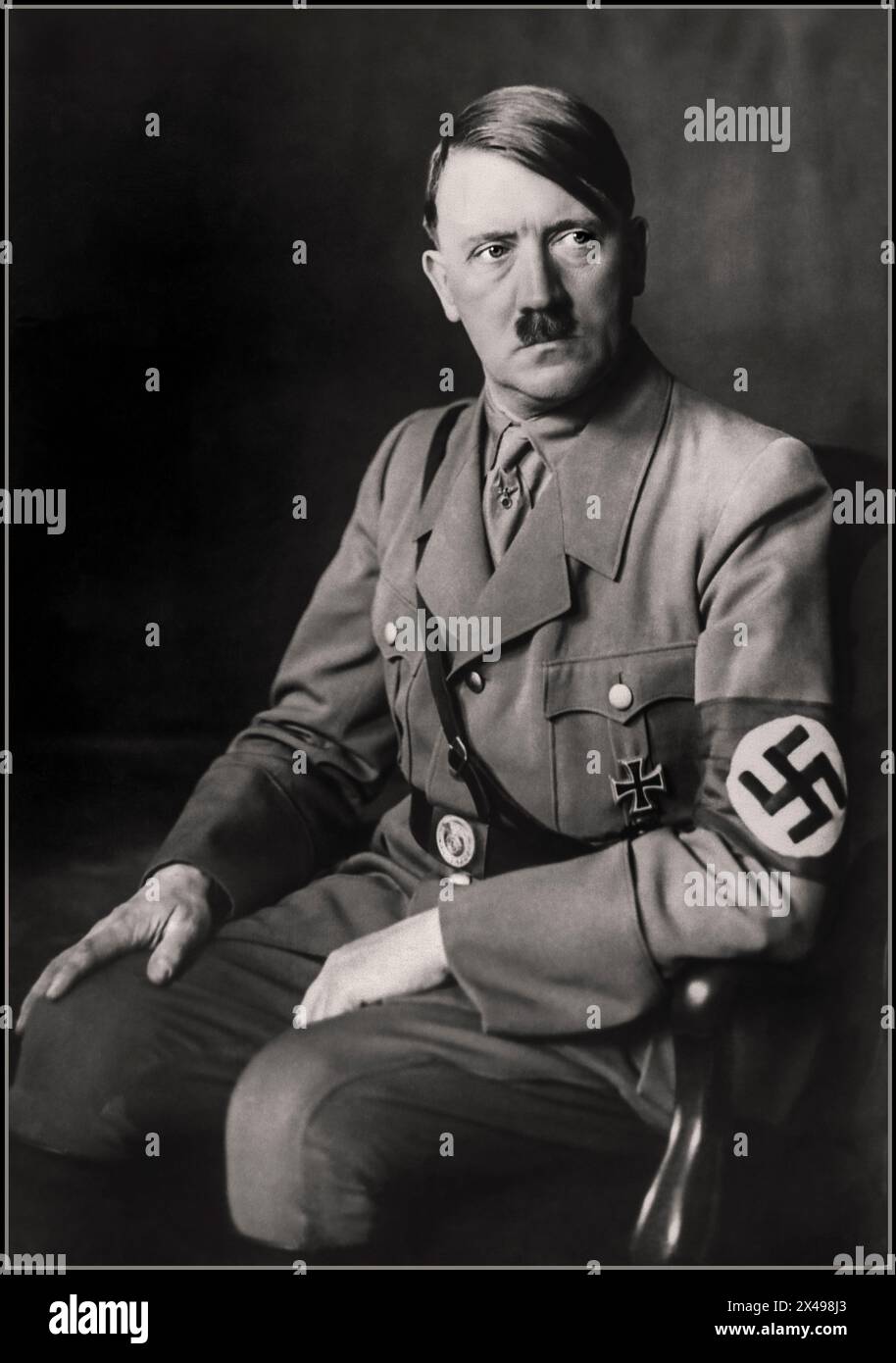 PORTRAIT EN DEMI-LONGUEUR D'ADOLF HITLER en 1930 en studio, photographie de portrait d'Adolf Hitler en uniforme par le photographe Heinrich Hoffman, photographe personnel de Propaganda Election Portrait, qui a formé la base d'un célèbre portrait de propagande nazie à l'huile. Banque D'Images PORTRAIT EN DEMI-LONGUEUR D'ADOLF HITLER en 1930 en studio, photographie de portrait d'Adolf Hitler en uniforme par le photographe Heinrich Hoffman, photographe personnel de Propaganda Election Portrait, qui a formé la base d'un célèbre portrait de propagande nazie à l'huile. Banque D'Images