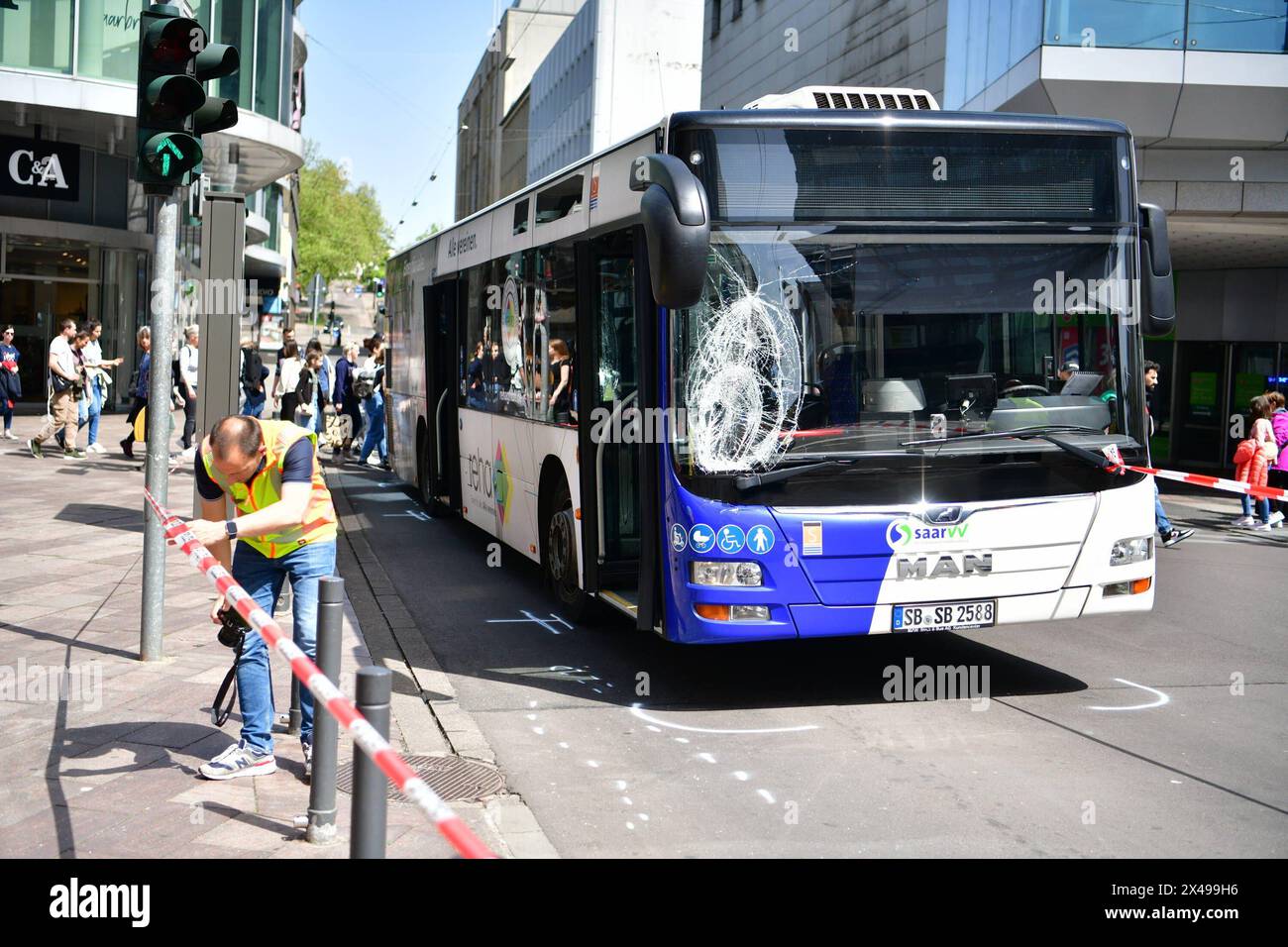 In der Viktoriastraße in Saarbrücken wird am Dienstag 30.4.2024 ein Fußgänger von einem Linienbus erfasst. Nach Angaben der Polizei Betrat der Mann BEI Rot die Fahrbahn in Höhe der Querung Bahnhofstraße, ohne auf den bus zu achten. Der bus erfasste den Fußgänger, der dabei schwer aber nicht lebensgefährlich verletzt wurde. Nach Polizeiangaben War der Mann ansprechbar und wurde notärztlich versorgt. für die Unfallrekonstruktion wurde ein Gutachter eingeschaltet. BUB *** Un piéton a été heurté par un bus sur la Viktoriastrasse à Saarbrücken le mardi 30 4 2024 selon la police, l'homme est entré Banque D'Images