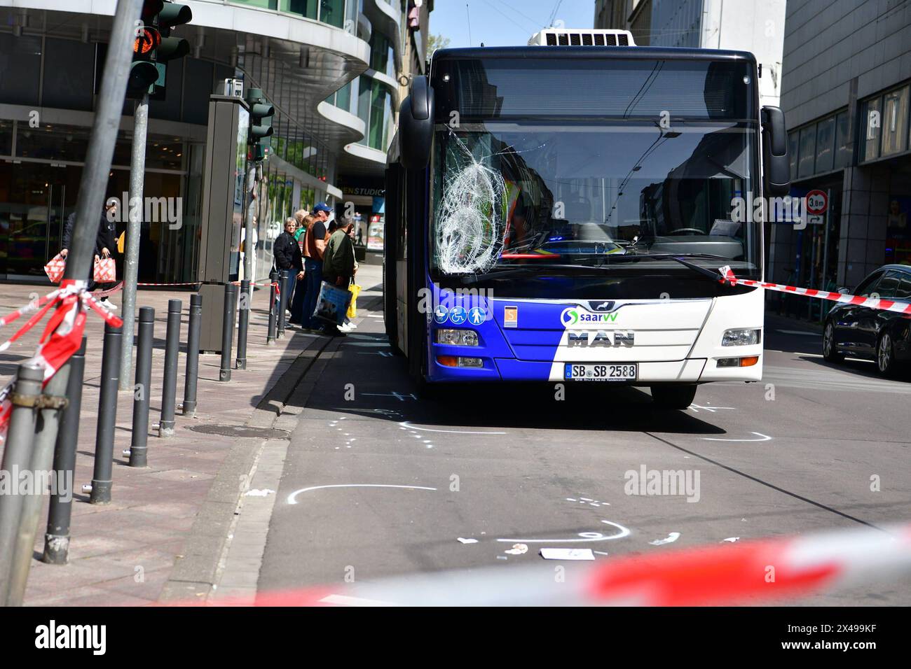 In der Viktoriastraße in Saarbrücken wird am Dienstag 30.4.2024 ein Fußgänger von einem Linienbus erfasst. Nach Angaben der Polizei Betrat der Mann BEI Rot die Fahrbahn in Höhe der Querung Bahnhofstraße, ohne auf den bus zu achten. Der bus erfasste den Fußgänger, der dabei schwer aber nicht lebensgefährlich verletzt wurde. Nach Polizeiangaben War der Mann ansprechbar und wurde notärztlich versorgt. für die Unfallrekonstruktion wurde ein Gutachter eingeschaltet. BUB *** Un piéton a été heurté par un bus sur la Viktoriastrasse à Saarbrücken le mardi 30 4 2024 selon la police, l'homme est entré Banque D'Images