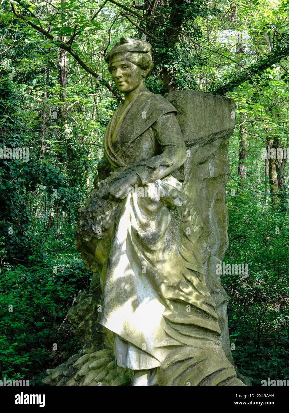 Statue, exposition coloniale de 1931, une femme représentant la gloire de l'expansion coloniale, jardin d'Agronomie tropicale René-Dumont, Paris, France. Banque D'Images