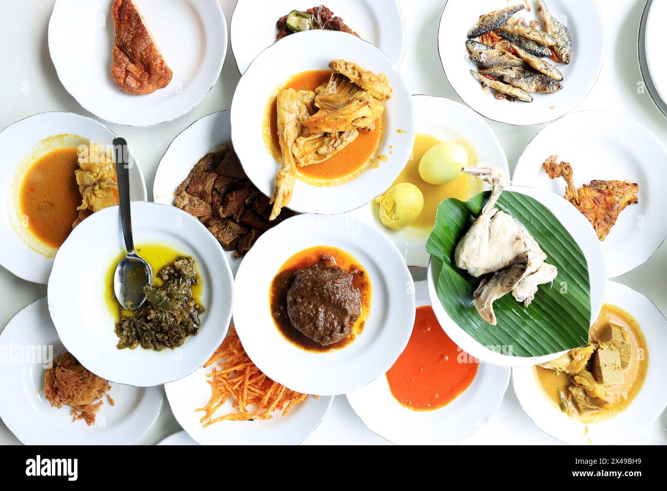 Vue de dessus Nasi Padang, divers plats d'accompagnement Minang sur la table Banque D'Images