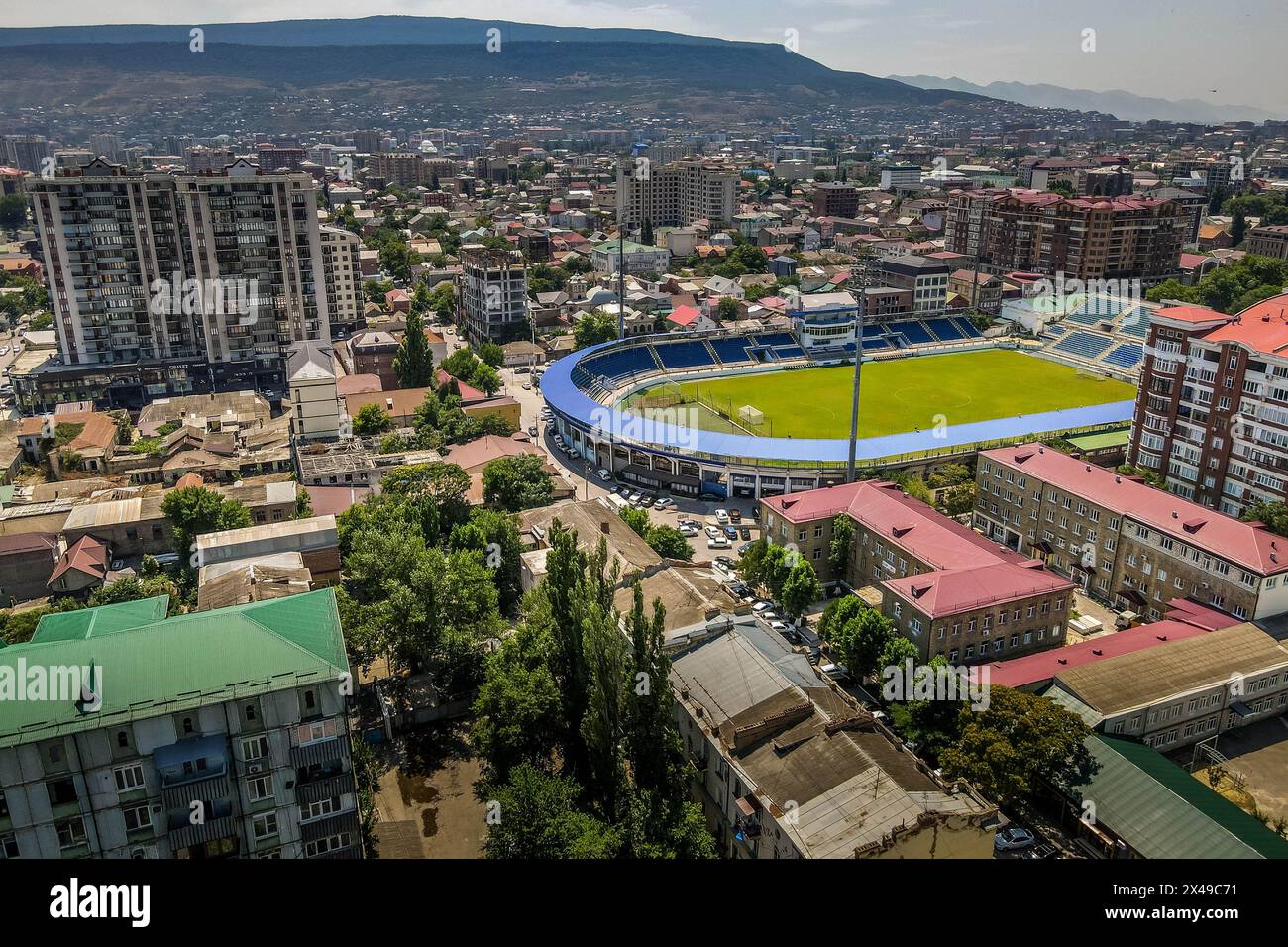 La photo de drone aérien de la zone des bâtiments résidentiels et le stade de football dans la ville de Makhachkala, Daghestan, dans le sud de la Russie Banque D'Images