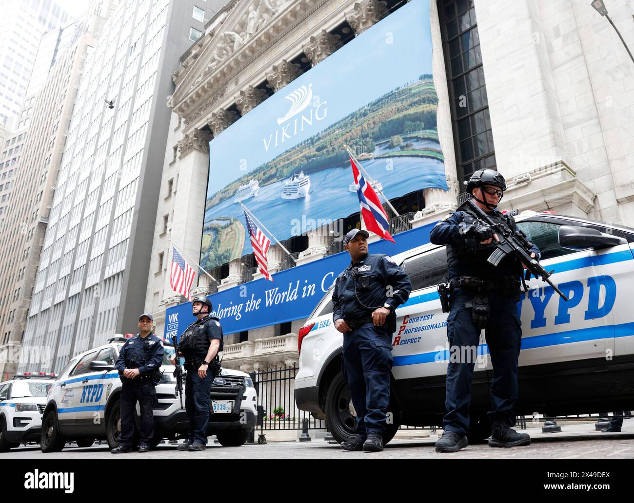 New York, États-Unis. 01 mai 2024. Un policier armé du NYPD se tient à l’entrée de la Bourse de New York (NYSE) sur Wall Street à New York le mercredi 1er mai 2024. Le Dow Jones Industrial Average a légèrement augmenté en prévision de la décision de politique tarifaire de la réserve fédérale cet après-midi. Photo de John Angelillo/UPI crédit : UPI/Alamy Live News Banque D'Images