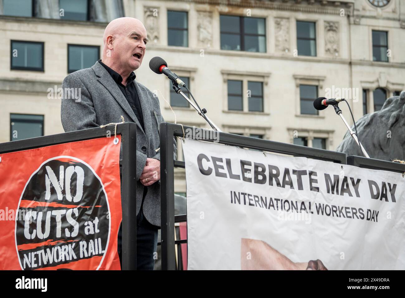 Londres, Royaume-Uni. 1er mai 2024. Mick Lynch, secrétaire général du Syndicat national des travailleurs des chemins de fer, des Maritimes et des transports, prend la parole lors d'un rassemblement à Trafalgar Square le 1er mai, Journée internationale des travailleurs. L’événement annuel est célébré depuis plus de 130 ans à Londres en solidarité avec la classe ouvrière. Des événements similaires ont lieu dans d'autres pays. Credit : Stephen Chung / Alamy Live News Banque D'Images