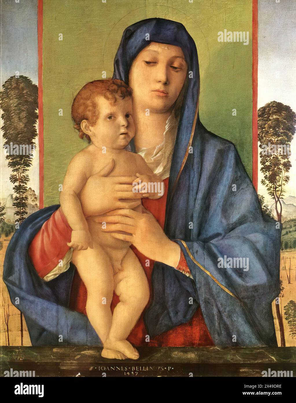 BELLINI, Giovanni (né vers 1426, Venezia, d. 1516, Venezia) Madonna degli Alberetti 1487 huile sur panneau, 74 x 58 cm Gallerie dell'Accademia, Venise cette image très équilibrée incorpore un système de double éclairage qui caractérise un petit groupe de compositions similaires. Le rideau derrière la Vierge capte la lumière venant de devant elle de telle sorte que l'ombre de sa figure est projetée sur le tissu. En arrière-plan du paysage au-delà, par contre, la lumière se dilate de manière totalement indépendante dans une luminosité uniforme et diffuse. --- mots-clés : ------------ Banque D'Images