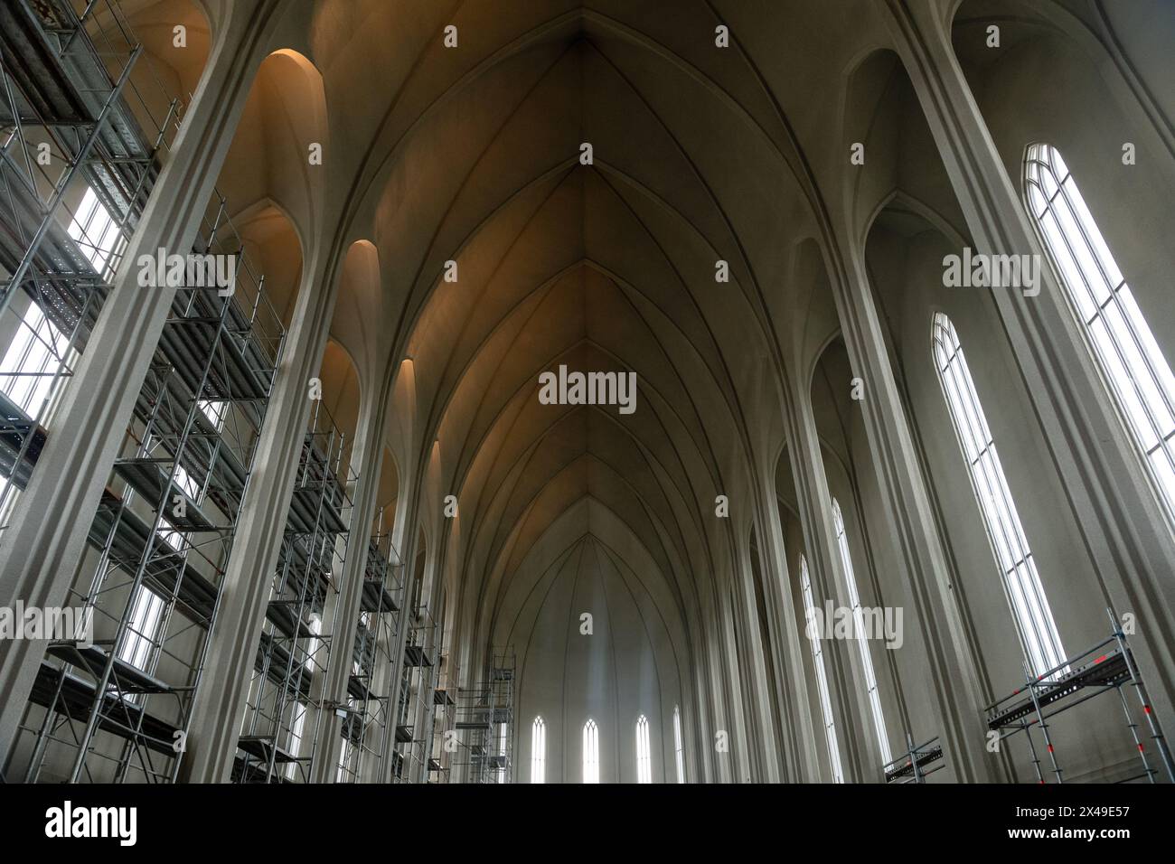 L'intérieur d'une église avec beaucoup d'arches et de fenêtres. Les arches sont très hautes et les fenêtres sont très grandes Banque D'Images