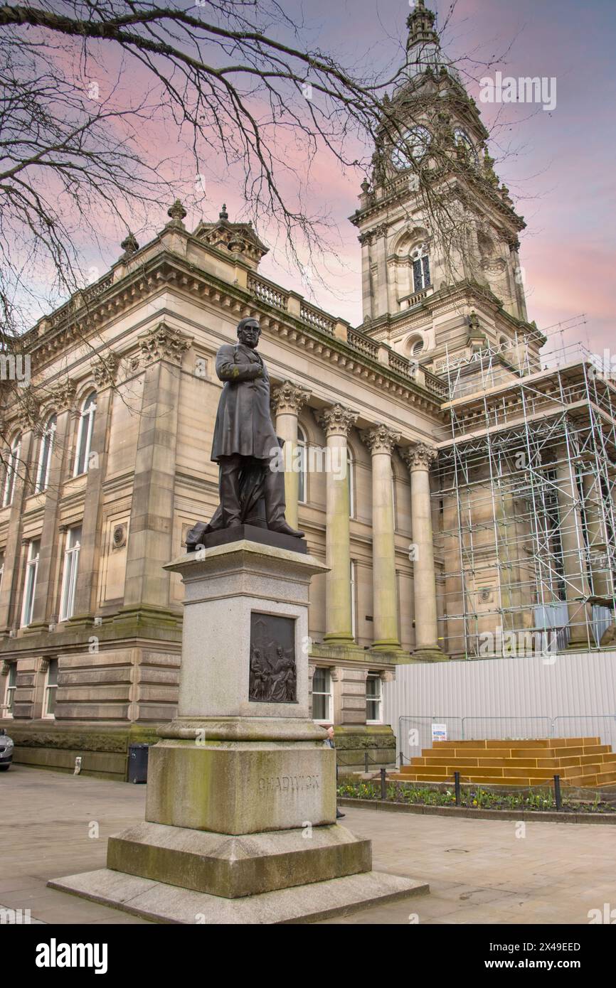 Statue de Samuel Taylor Chadwick devant la mairie, Bolton, Lancashire, Royaume-Uni Banque D'Images