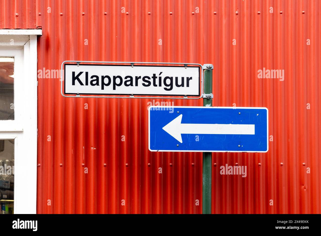 Un panneau de rue avec le mot Klapparstigur est sur un poteau à Reikiavik, Islande. Le panneau pointe vers la gauche Banque D'Images