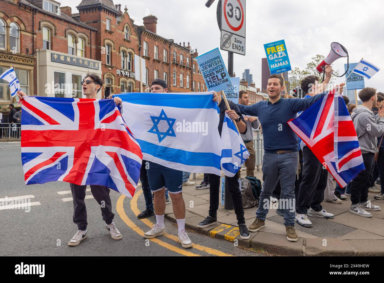 Leeds, Royaume-Uni. 01 MAI 2024. Des contre-manifestants juifs brandissent des drapeaux israéliens et syndicaux lors d'une promenade d'étudiants palestiniens à l'Université de Leeds . Crédit Milo Chandler/Alamy Live News Banque D'Images