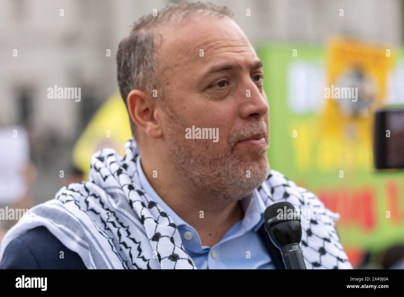 Londres, Royaume-Uni. 1er mai 2024. mars et rassemblement Trafalgar Square Londres Ambassadeur du Royaume-Uni Husam S. Zomlot, Chef de la Mission palestinienne au Royaume-Uni, crédit : Ian Davidson/Alamy Live News Banque D'Images