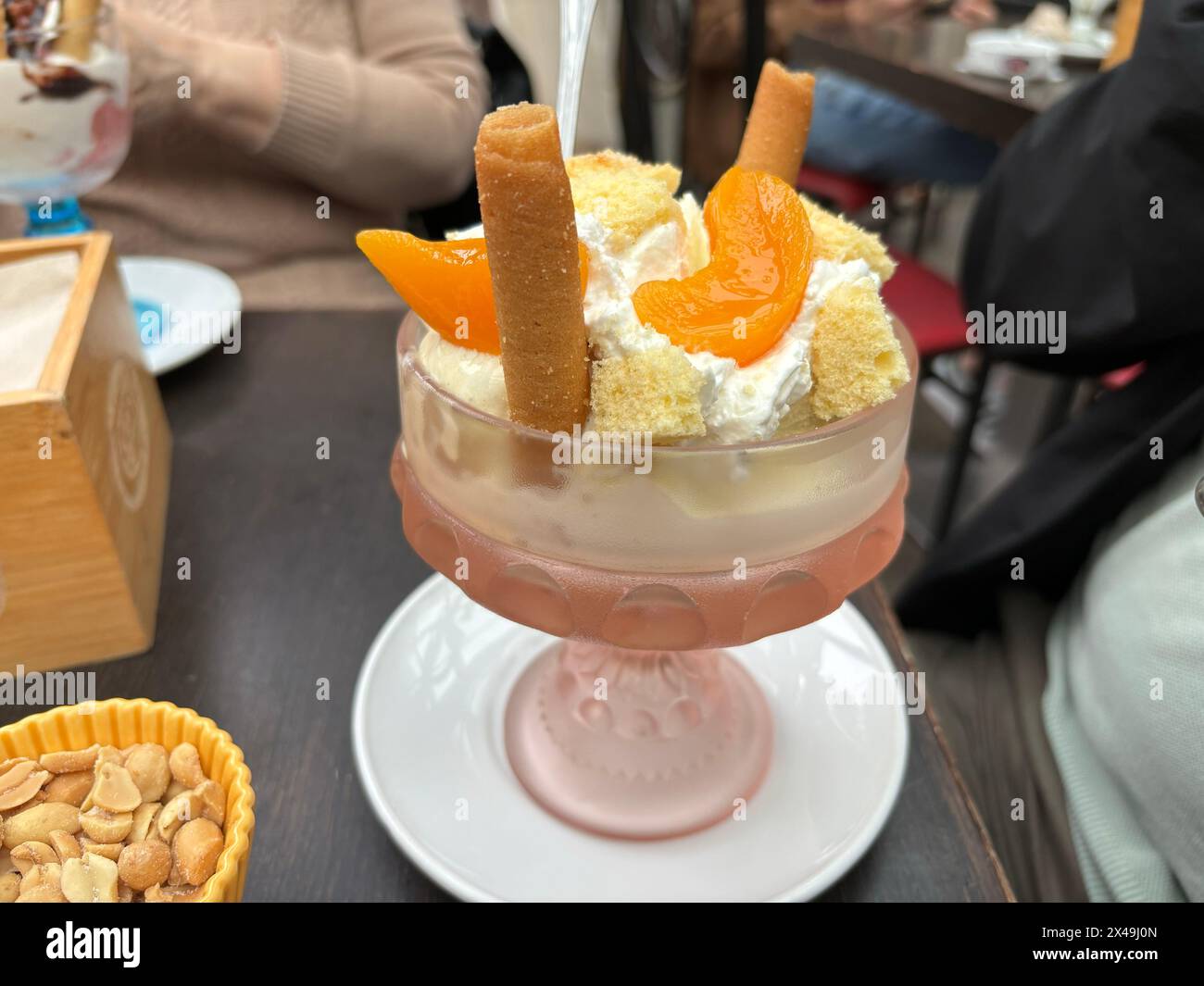 crème glacée aux fruits dans une tasse en verre avec crème et gaufres Banque D'Images crème glacée aux fruits dans une tasse en verre avec crème et gaufres Banque D'Images