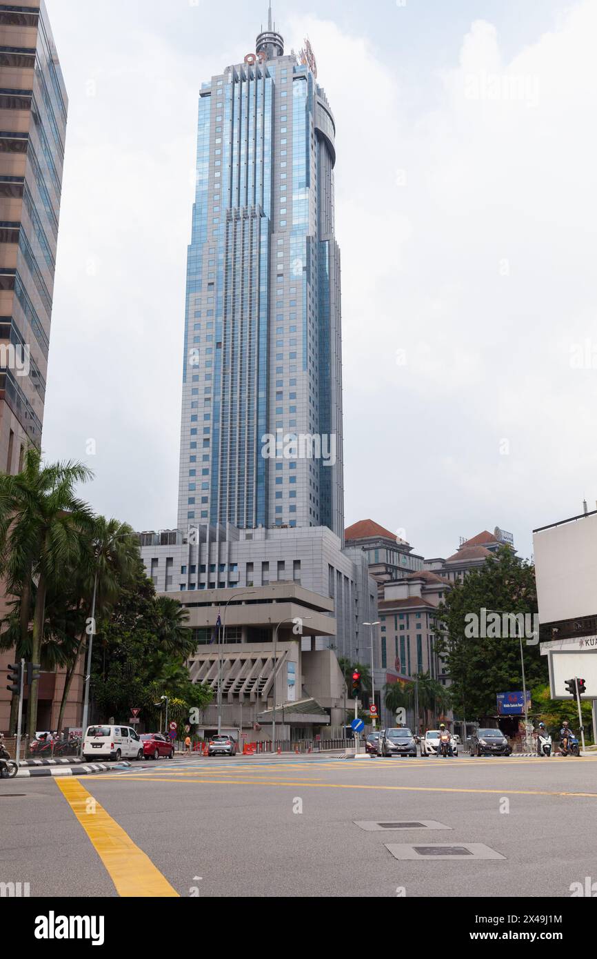 Kuala Lumpur, Malaisie - 25 novembre 2019 : vue sur la rue du centre-ville de Kuala Lumpur, les gens et les voitures sont dans la rue, la tour Am EzBank Malaysia est sur un bac Banque D'Images
