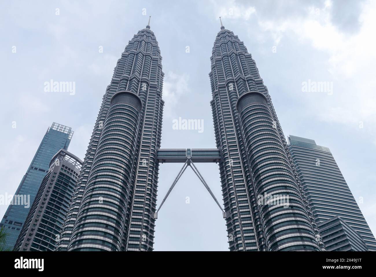 Kuala Lumpur, Malaisie - 25 novembre 2019 : les tours jumelles Petronas sont sous le ciel nuageux. Photo verticale Banque D'Images