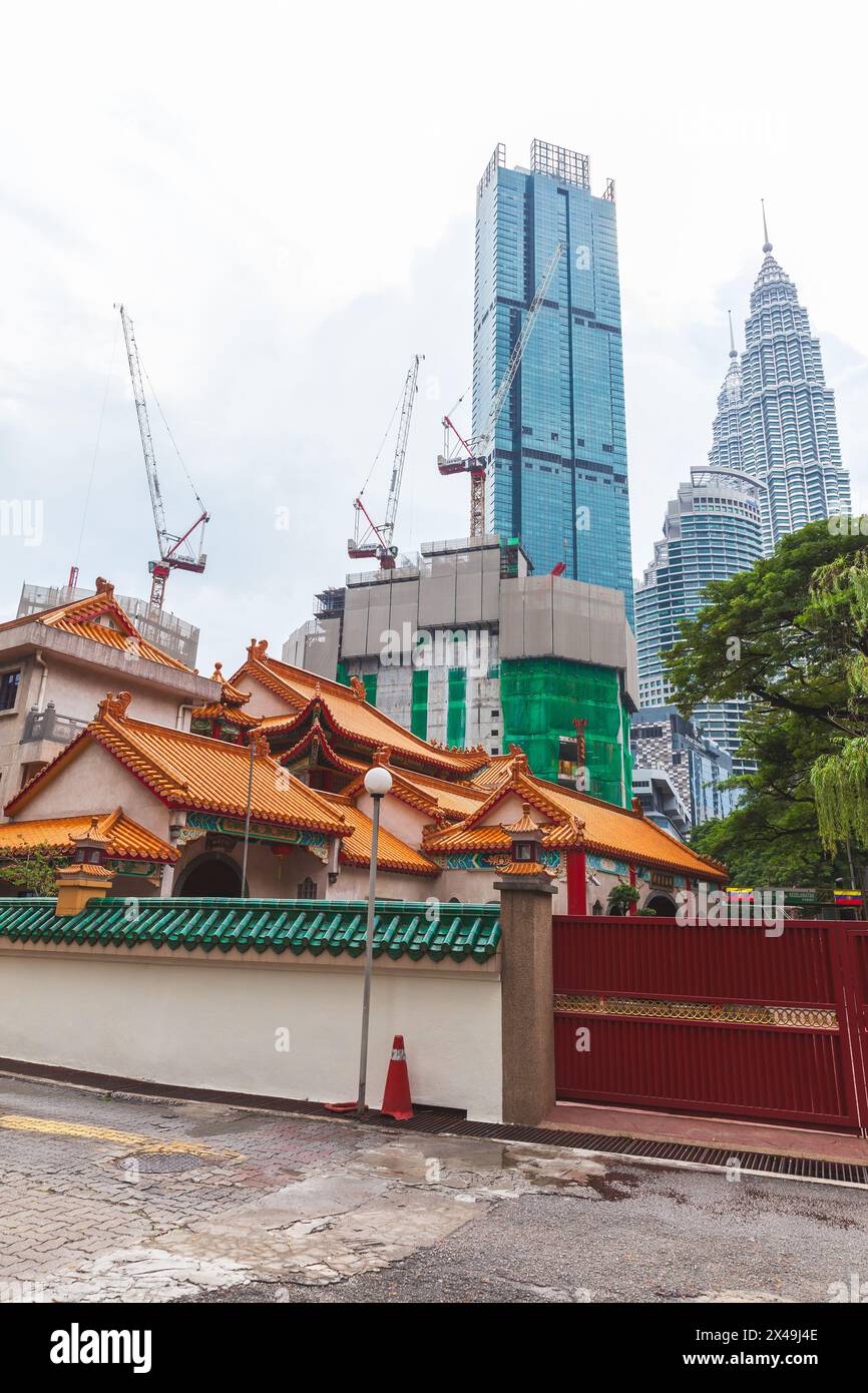 Kuala Lumpur, Malaisie - 25 novembre 2019 : centre-ville de Kuala Lumpur, vue verticale sur la rue, bâtiments modernes sont en construction sur le fond Banque D'Images