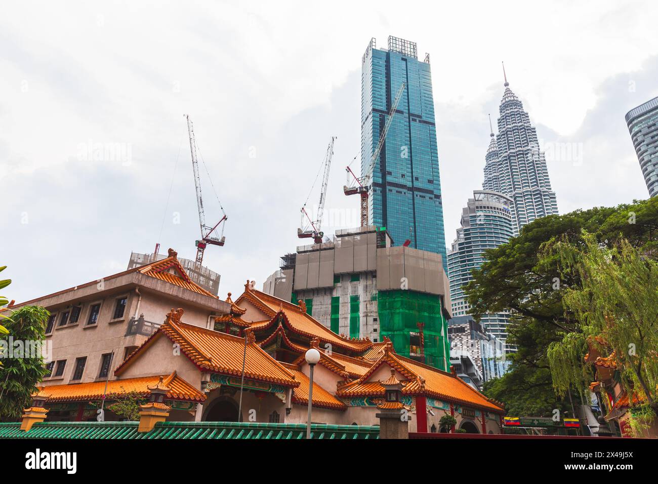 Kuala Lumpur, Malaisie - 25 novembre 2019 : centre-ville de Kuala Lumpur, vue sur la rue avec des bâtiments modernes en construction sur le fond Banque D'Images