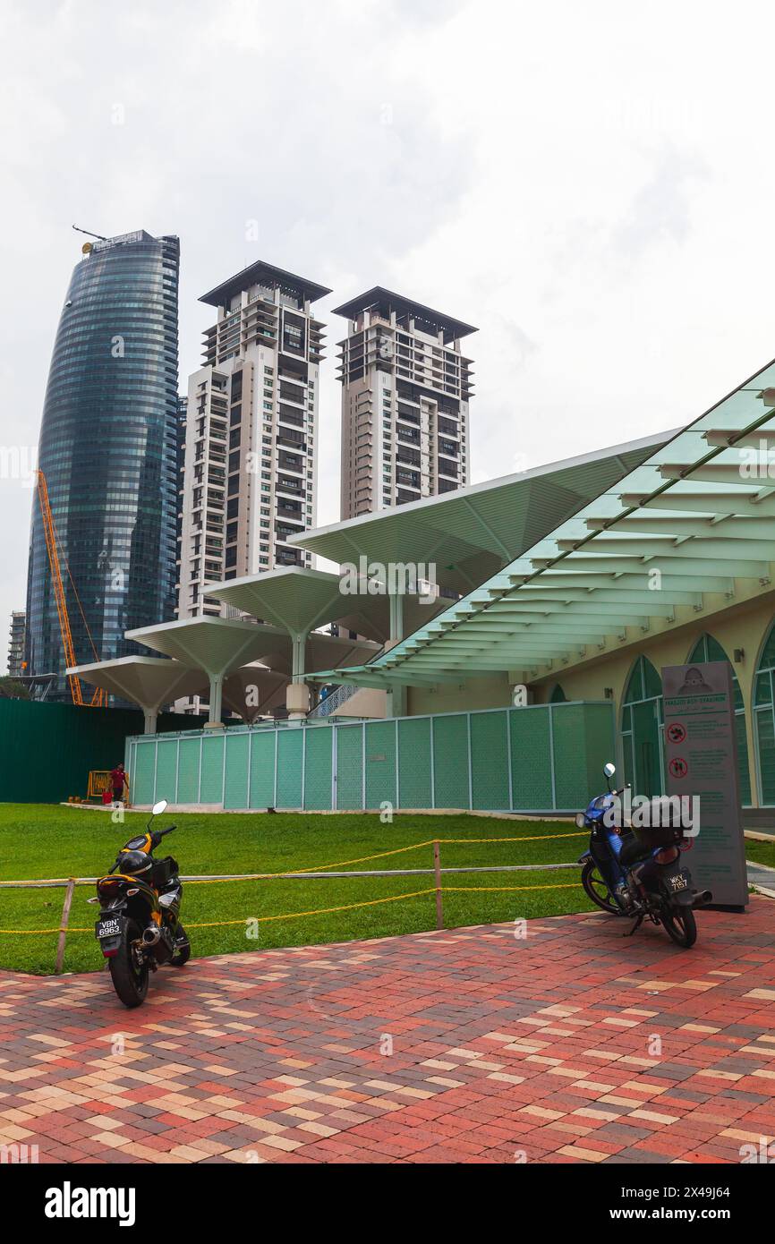 Kuala Lumpur, Malaisie - 25 novembre 2019 : vue verticale sur la rue avec scooters stationnés et gratte-ciel en arrière-plan Banque D'Images