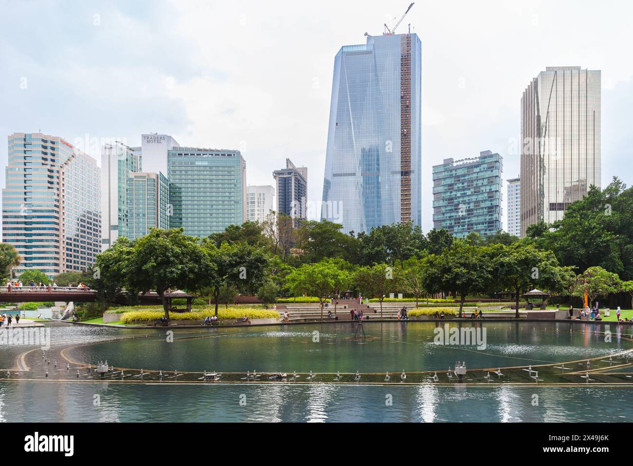 Kuala Lumpur, Malaisie - 25 novembre 2019 : parc KLCC en journée, vue sur la rue avec lac et gratte-ciel en arrière-plan Banque D'Images