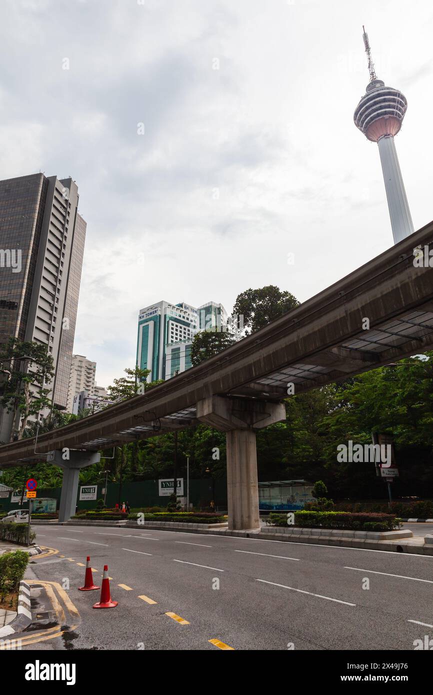 Kuala Lumpur, Malaisie - 25 novembre 2019 : vue sur la rue du centre-ville de Kuala Lumpur, rue avec tour de télévision en arrière-plan Banque D'Images