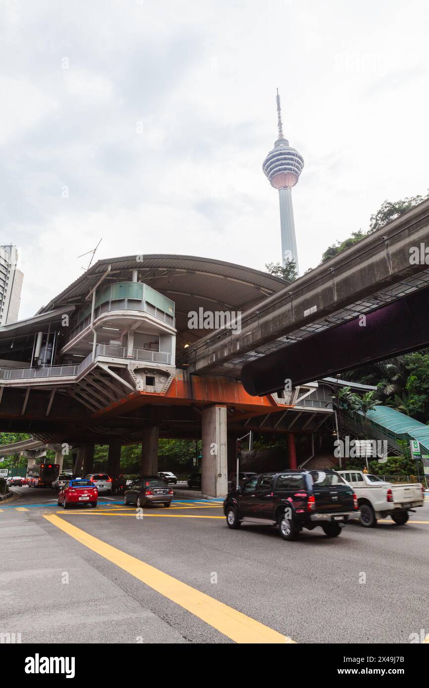 Kuala Lumpur, Malaisie - 25 novembre 2019 : vue sur la rue du centre-ville de Kuala Lumpur, les gens ordinaires et les voitures sont dans la rue avec la tour de télévision sur le backgro Banque D'Images