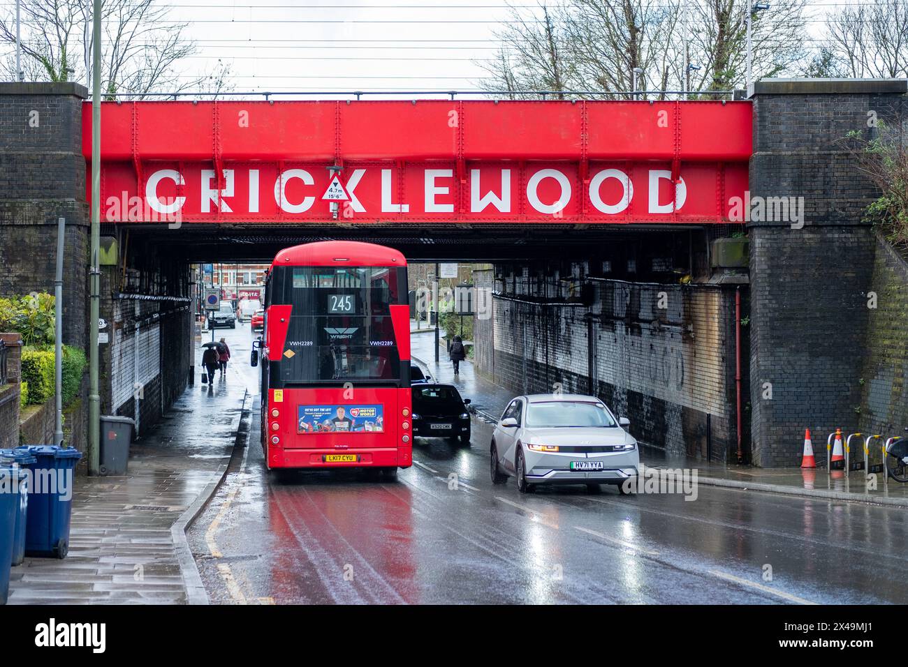 LONDRES- 3 AVRIL 2024 : rue principale de Cricklewood. Région du nord-ouest de Londres Banque D'Images