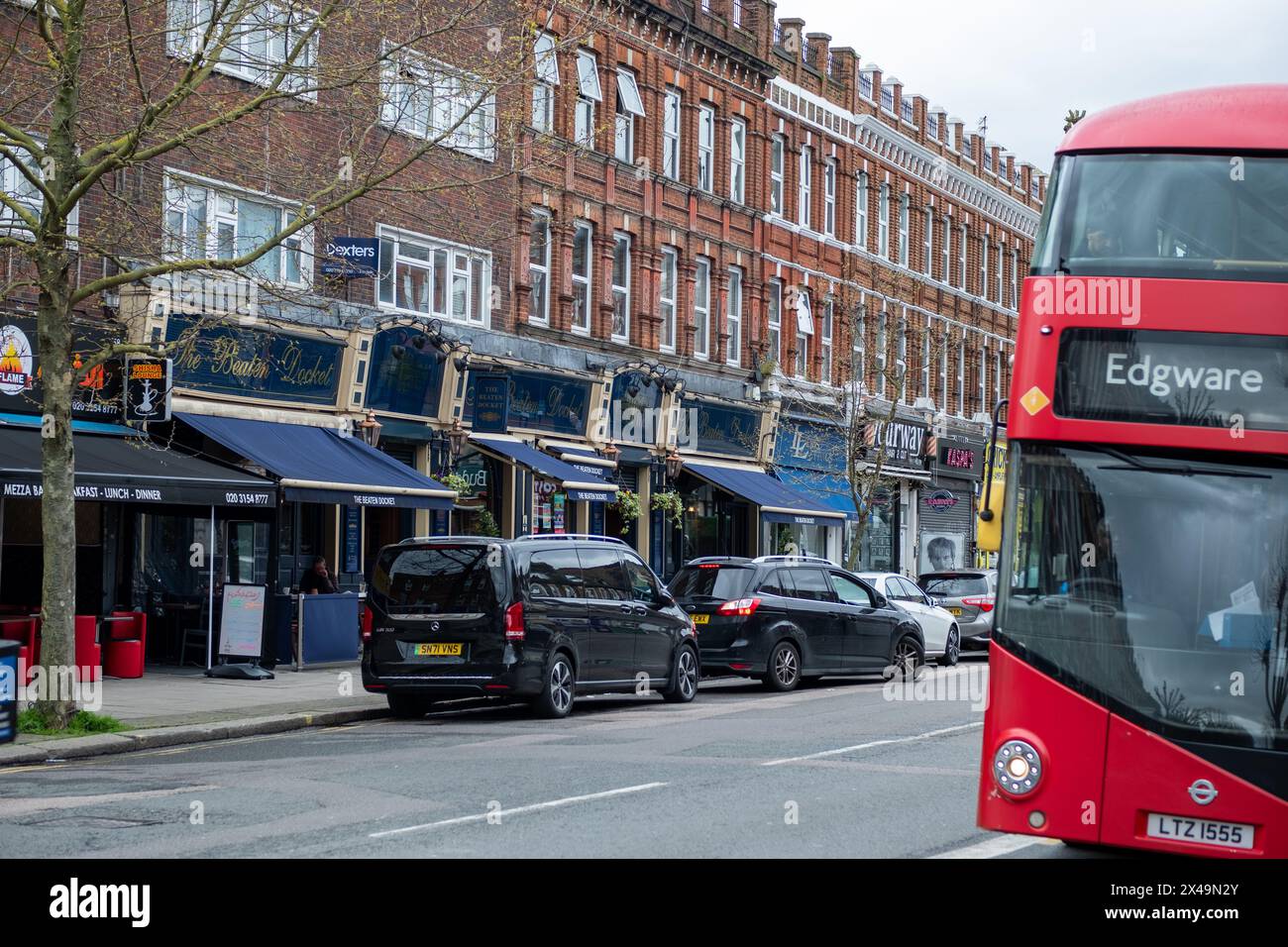 LONDRES- 3 AVRIL 2024 : rue principale de Cricklewood. Région du nord-ouest de Londres Banque D'Images