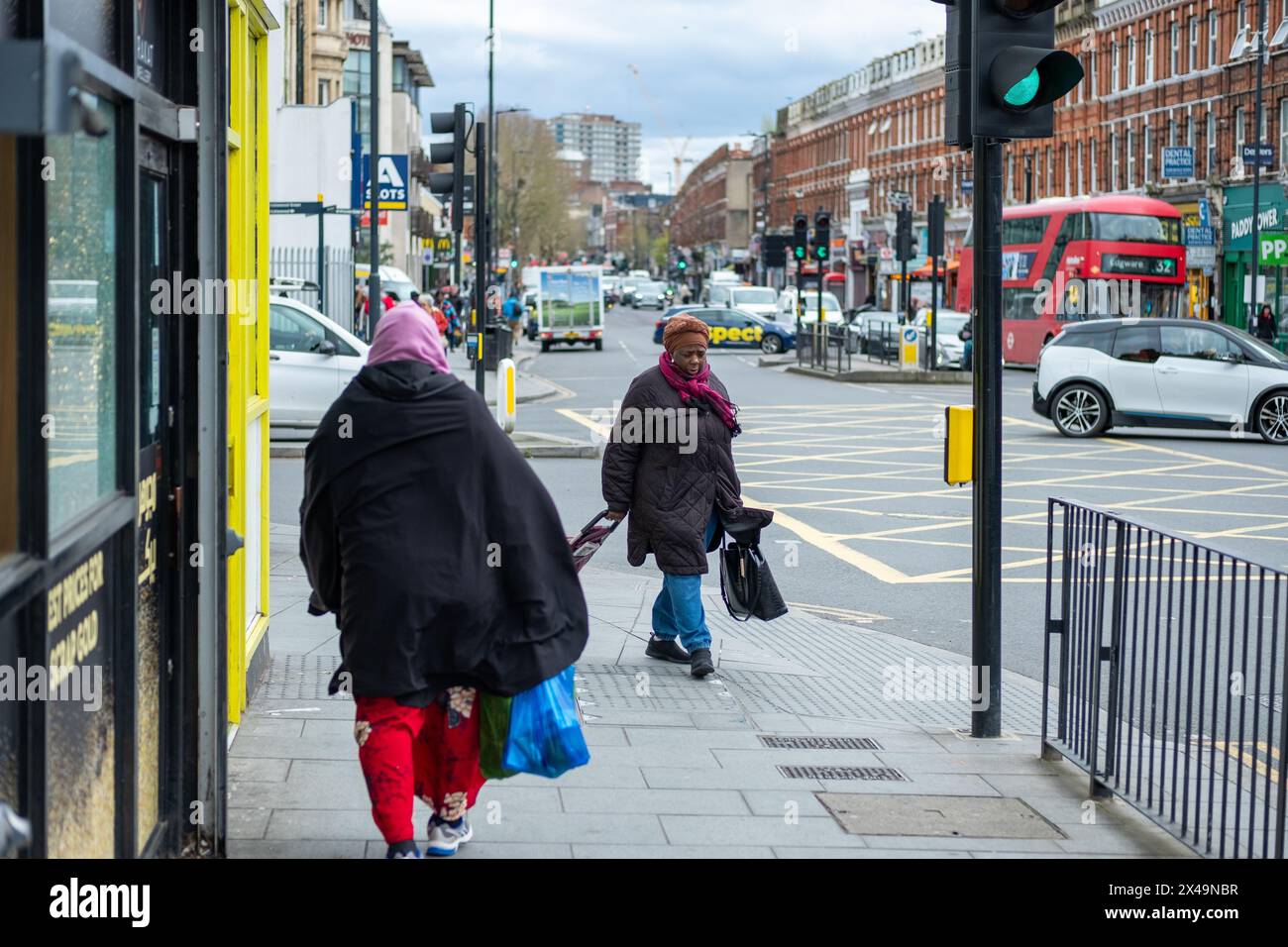 LONDRES- 3 AVRIL 2024 : rue principale de Cricklewood. Région du nord-ouest de Londres Banque D'Images