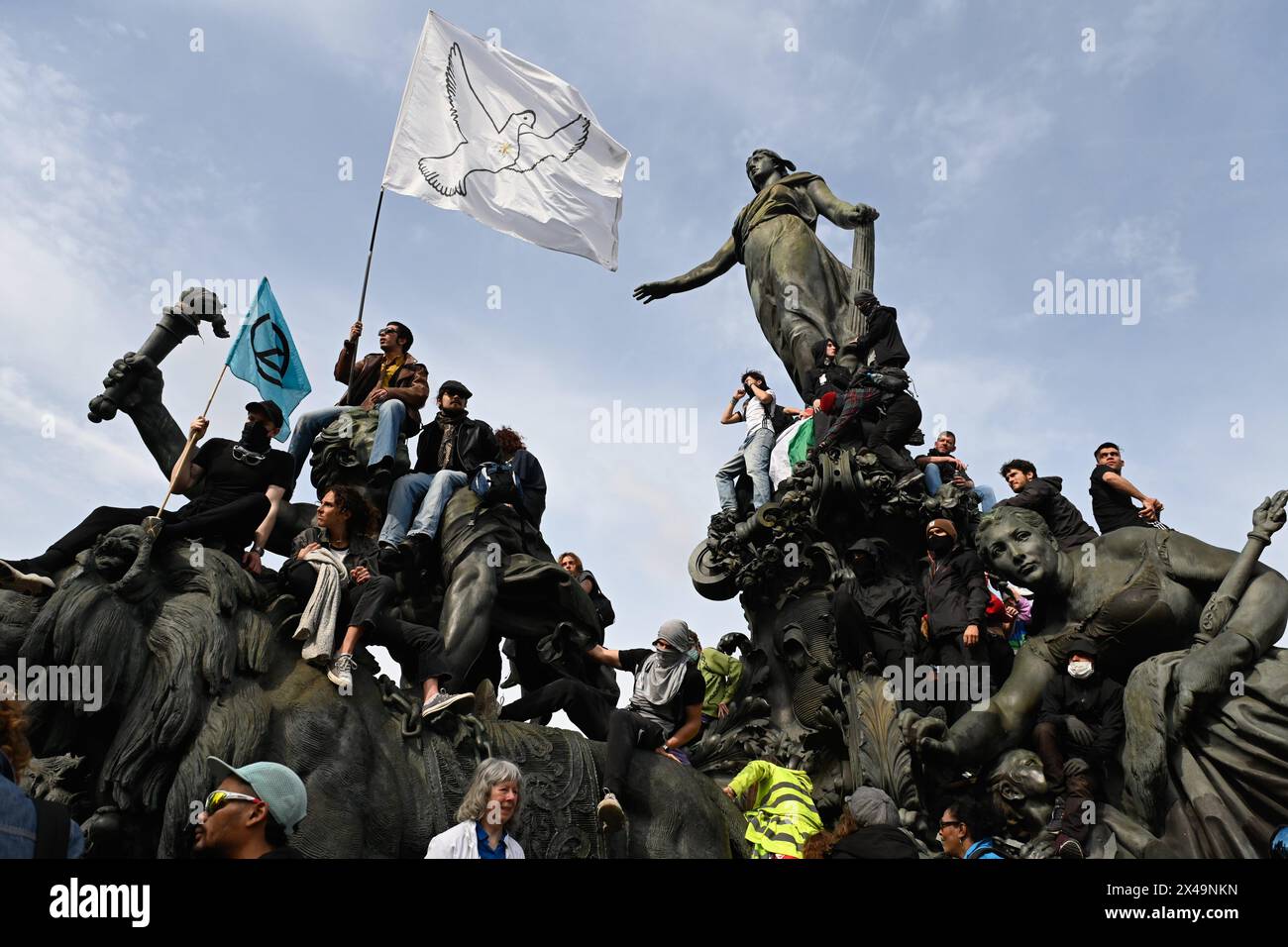 Paris, France. 01 mai 2024. © PHOTOPQR/LE PARISIEN/Amélie Dibon ; Paris ; 01/05/2024 ; manifestation du 1er mai - défilés traditionnels et manifestations dans les rues le 1er mai en France crédit : MAXPPP/Alamy Live News Banque D'Images