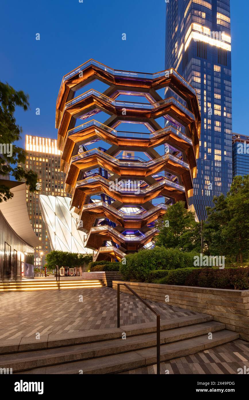 Le navire, également connu sous le nom d'escalier Hudson Yards (conçu par l'architecte Thomas Heatherwick) au crépuscule. Chelsea, Manhattan, New York Banque D'Images