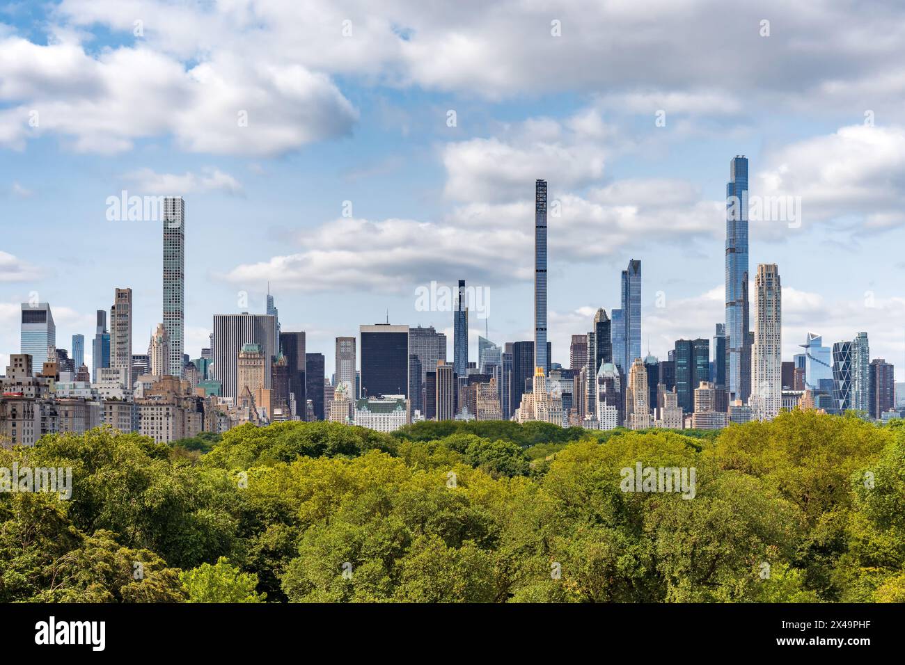 Les gratte-ciel du Billionaire's Row de New York City avec les arbres de Central Park au printemps (vue surélevée). Midtown Manhattan Banque D'Images