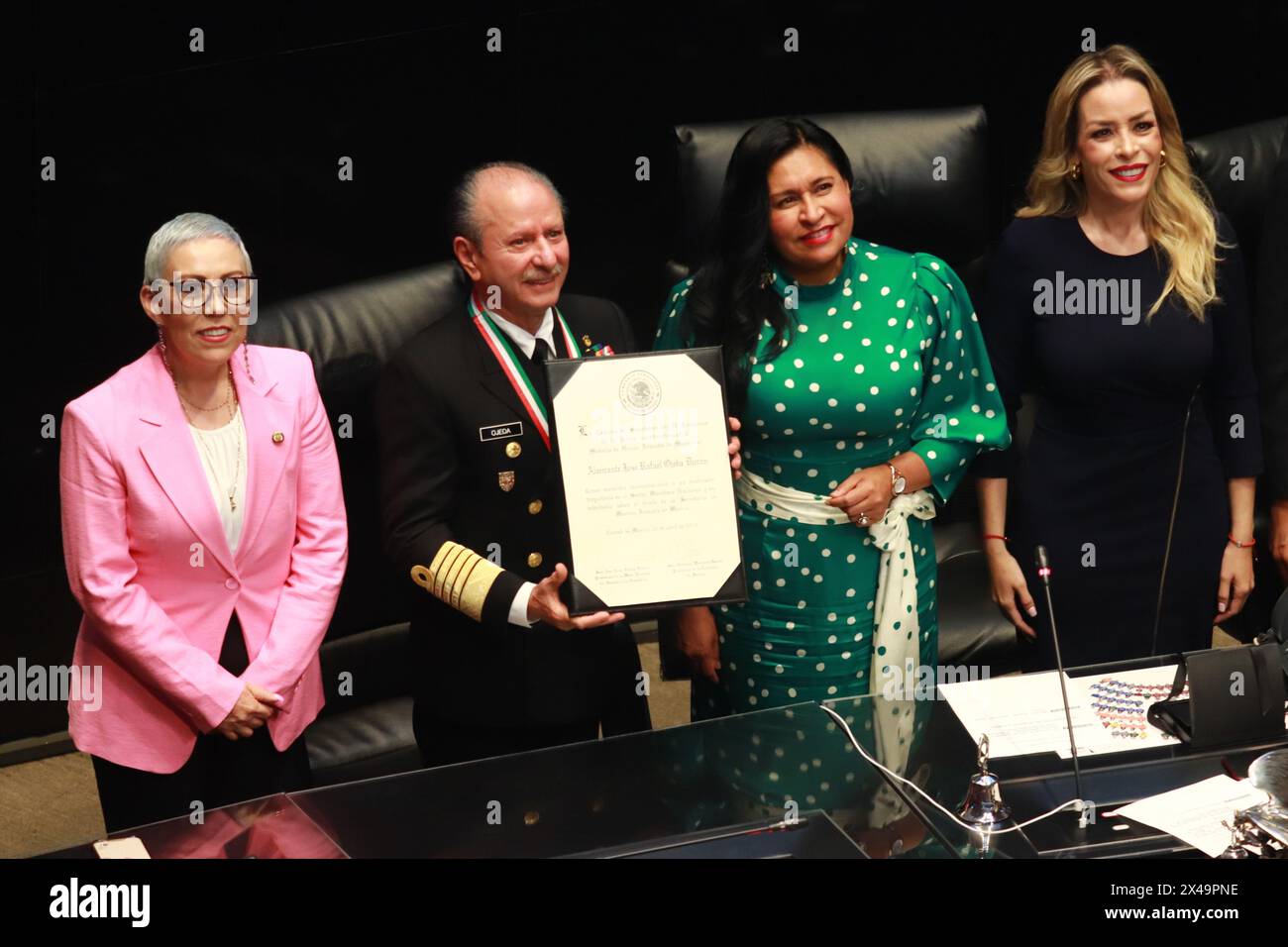 Mexico, Mexique. 30 avril 2024. Le ministère mexicain de la Marine, l'amiral Rafael Ojeda DurÃ¡n reçoit la médaille d'honneur de la présidente du conseil d'administration du Sénat mexicain, Ana Lilia Rivera lors de la cérémonie de remise des prix au Sénat mexicain. (Crédit image : © Carlos Santiago/eyepix via ZUMA Press Wire) USAGE ÉDITORIAL SEULEMENT! Non destiné à UN USAGE commercial ! Banque D'Images