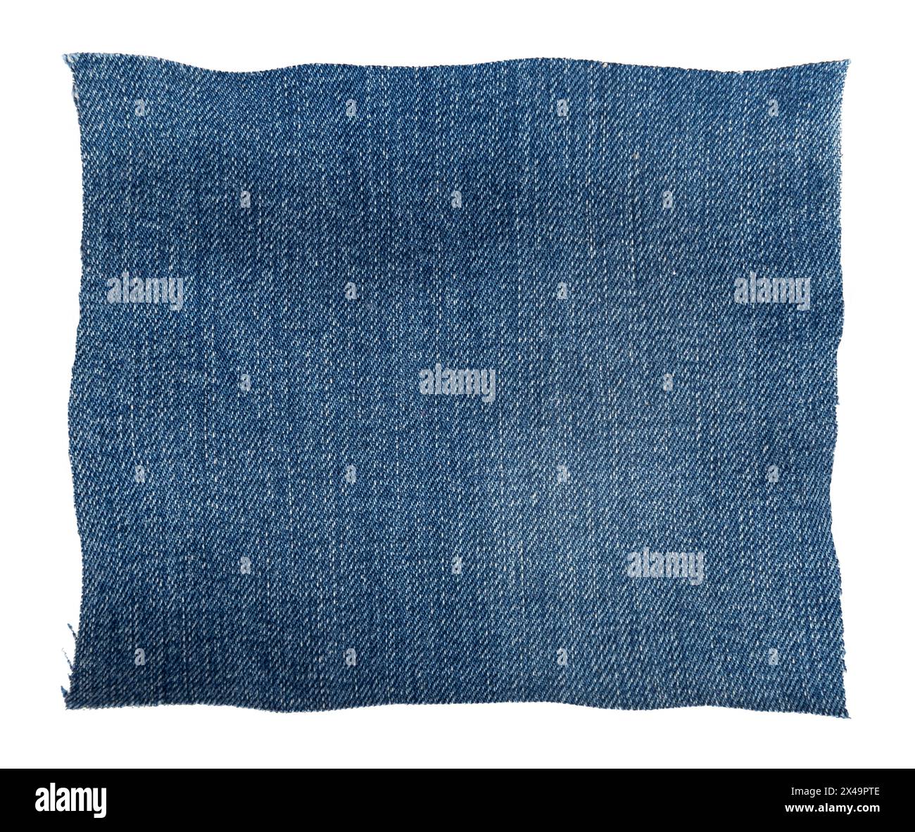 Morceau de denim déchiré sur un fond blanc. Texture denim Banque D'Images Morceau de denim déchiré sur un fond blanc. Texture denim Banque D'Images