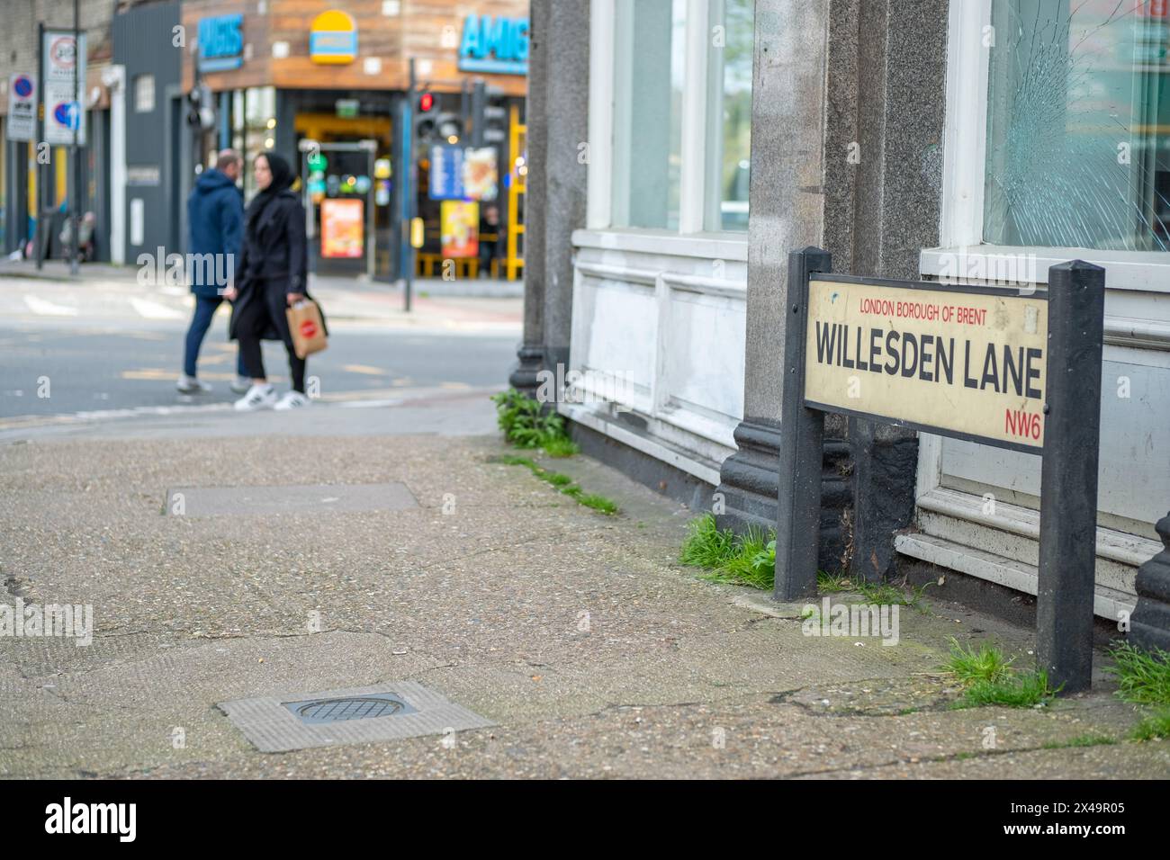 LONDRES - 4 AVRIL 2024 : panneau de rue pour Willesden près de Kilburn High Road dans la NW6 nord-ouest de Londres Banque D'Images