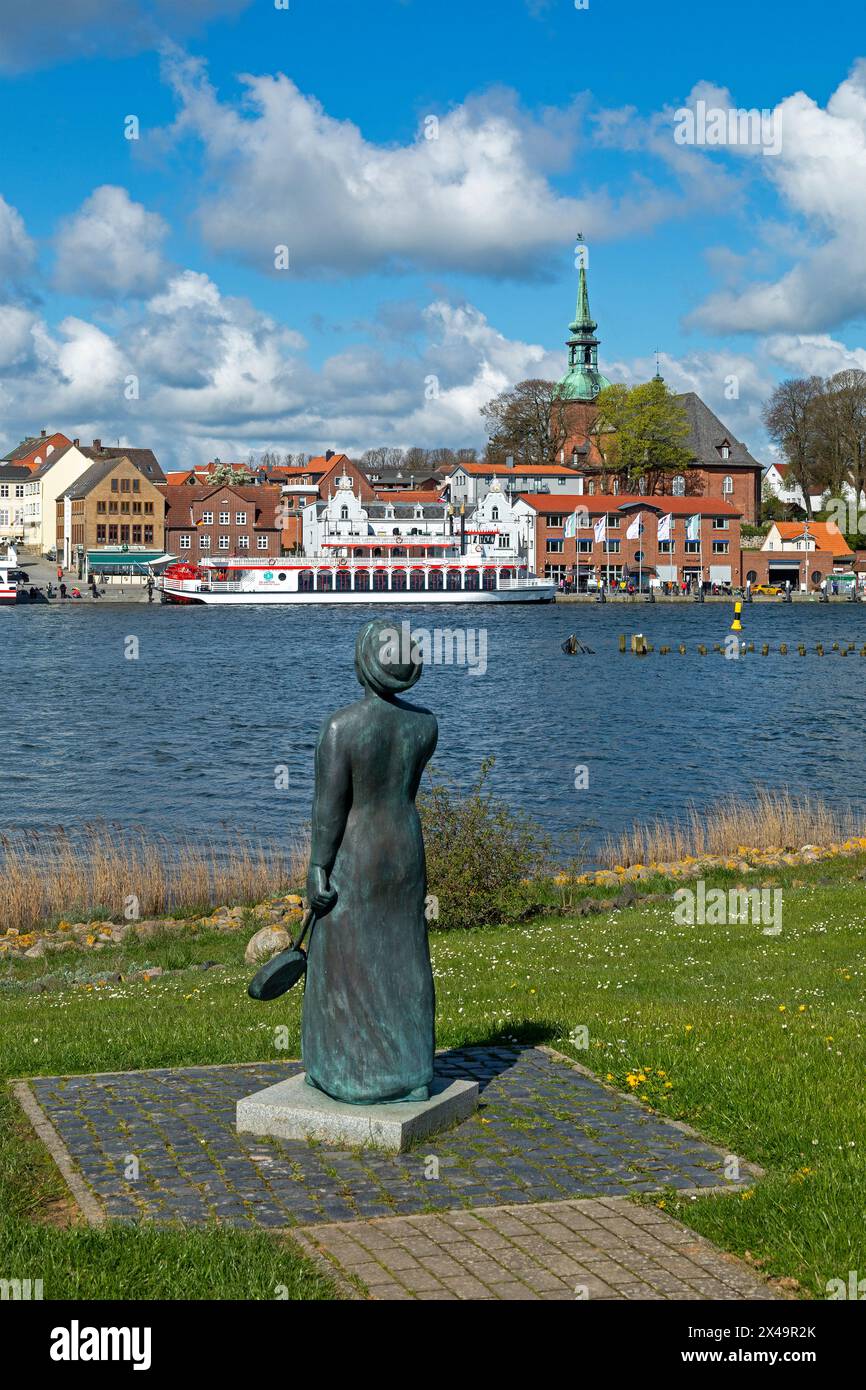 Statue, point de vue Schleibrücke, église, bateau d'excursion Schlei Princess, port, Kappeln, Schlei, Schleswig-Holstein, Allemagne Banque D'Images